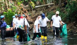 Menteri LH Hanif Faisol Terjun Langsung Bersihkan Sampah di Kali Cipinang - JPNN.com