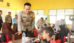 Polres Banyuasin Bagikan 300 Paket Makanan Bergizi Gratis ke Siswa SDN 17 Tanjung Lago - JPNN.com