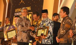 Sukses Kendalikan Inflasi, 12 Daerah Terima Penghargaan 'Jateng Inspiring Economic Effort Award 2024' - JPNN.com