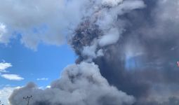 Gunung Lewotobi Laki-Laki Erupsi Setinggi 5.000 Meter  - JPNN.com