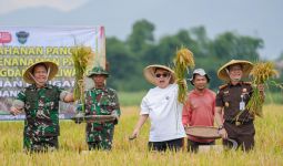 Jerry Hermawan Lo dan TNI AD Menghidupkan Lahan yang Tidur 4 Tahun, Hasilnya Luar Biasa - JPNN.com