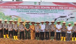 Jalankan Program Ketahanan Pangan, Polres Rohul Tanam Jagung & Tebar Benih Ikan untuk Petani - JPNN.com