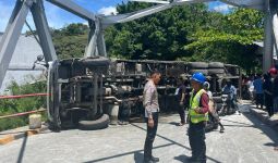 Truk Pupuk dan Tepung Bertabrakan, Lintas Sumbar-Riau Sempat Macet Total - JPNN.com