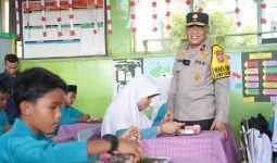 Momen Wakapolda Riau Brigjen K Rahmadi Turun ke SD Dukung Program Makan Bergizi Gratis - JPNN.com