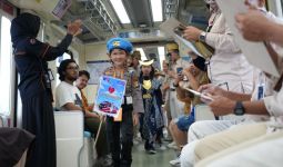 Hari Pahlawan Nasional: KAI Ajak Puluhan Anak Fashion Show di LRT Jabodebek - JPNN.com