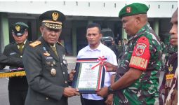 Pimpin Peringatan Hari Pahlawan, Danrem 151/Binaiya Brigjen TNI Antoninho Berikan Penghargaan Kepada Prajurit Berprestasi - JPNN.com