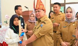 Kembangkan Potensi Anak-Anak Putus Sekolah, Pj Wali Kota Palembang Berikan Pelatihan Tenun Songket - JPNN.com