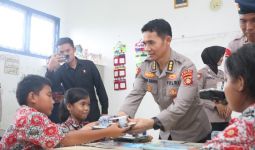 Polda Sumsel Berikan Makan Siang Gratis kepada Siswa SDN 036 Palembang - JPNN.com