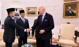 Lihat, Sikap Mayor Teddy Saat Prabowo Memperkenalkannya ke Joe Biden - JPNN.com