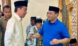 Hendak Kampanye di Banyumas, Jokowi & Ahmad Luthfi Salat Jumat di Tegal - JPNN.com