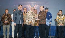 Pj Gubernur Agus Fatoni Terima Anugerah Sahabat Pers Award dari SPS Sumut - JPNN.com