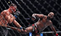 Hasil UFC 309: Jon Jones Berhasil Menumbangkan Stipe Miocic dengan Tendangan Memutar - JPNN.com