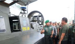 KSAD Jenderal Maruli Periksa Kesiapan Operasional Satuan Angkutan Air TNI AD - JPNN.com