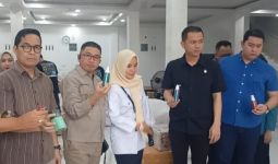 Menindaklanjuti Laporan Masyarakat, DPRD Palembang Sidak Gudang Daviena Skincare - JPNN.com