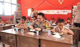 Kapolres Banyuasin Membagikan Makanan Bergizi Gratis untuk Siswa SDN 13 Air Kumbang - JPNN.com