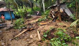 Mensos Gus Ipul Beri Bantuan Biaya Perbaikan Rumah Kepada Korban Longsor di Padang Lawas - JPNN.com