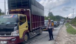 Jalan Utama Penghubung Riau-Sumbar Macet Total, Ternyata Ini Penyebabnya - JPNN.com