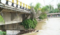 Jembatan Sungai Rokan Miring, Kendaraan Berat Dilarang Melintas - JPNN.com