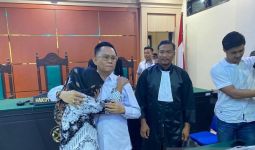 Guru Honorer Supriyani Divonis Bebas, Baju Seragam SD dan Sapu Ijuk Dikembalikan - JPNN.com