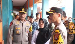 Kapolda Banten Langsung Tangani Insiden TPS Roboh Ketika Pencoblosan - JPNN.com