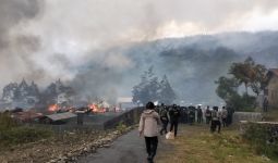 Bentrok Antar-Massa Pendukung Paslon, 40 Rumah Dibakar , 94 Orang Terkena Panah - JPNN.com