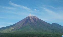 Gunung Semeru Erupsi Lagi pada Sabtu Pagi - JPNN.com