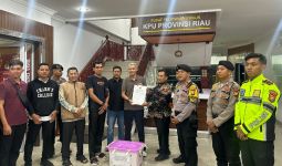 Dikawal Ketat Petugas, Logistik Pilgub Riau 2024 dari Rohul Tiba di KPU Provinsi - JPNN.com