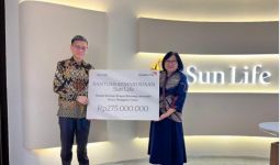 Sun Life Salurkan Rp 275 Juta untuk Korban Erupsi Gunung Lewotobi - JPNN.com