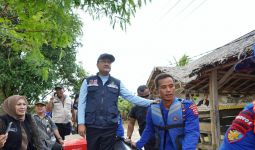 Mensos Gus Ipul Naik Perahu Karet untuk Salurkan Bantuan Korban Banjir di Pandeglang - JPNN.com