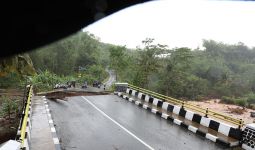 Banjir dan Longsor di Sukabumi, 2 Warga Meninggal, 10 Jembatan Putus - JPNN.com