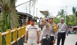 Jelang Nataru, Dirlantas Polda Riau Cek Jembatan Sungai Rokan yang Alami Kemiringan - JPNN.com