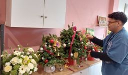 Menjelang Natal, Bisnis Florist Palembang Banjir Orderan Pohon Pinus - JPNN.com