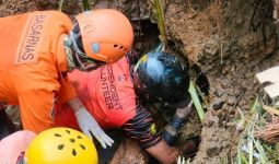 2 Korban Tertimbun Longsor di Sukabumi Masih Belum Ditemukan, Keluarga Diminta Ikhlas - JPNN.com