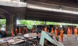 Lapak dan Bekas Tempat Tinggal Warga di Kolong Tol Angke Dibersihkan - JPNN.com