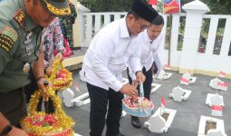 Wamentrans Viva Yoga Pimpin Tabur Bunga di Makam Pionir Transmigrasi Sukra Indramayu - JPNN.com