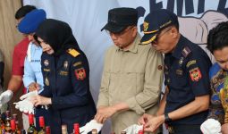 Bea Cukai dan Pemkot Bandung Musnahkan Miras dan Rokok Ilegal, Segini Banyaknya - JPNN.com