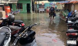 Banjir Rob Merendam Muara Angke, Kendaraan Sulit Melintas - JPNN.com