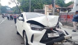 Mobil Agya Tabrak Suroboyo Bus di Jalan Setail, 2 Orang Luka - JPNN.com