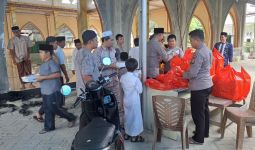 Pilkada Berjalan Lancar, Polisi di Pelalawan Berbagi dengan Warga di Masjid - JPNN.com