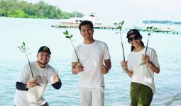 Kurangi Emisi Karbon, Atome Tanam 100 Pohon Mangrove di Kepulauan Seribu - JPNN.com