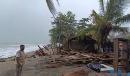 Puluhan Rumah di Palabuhanratu Sukabumi Rusak Akibat Abrasi Pantai - JPNN.com