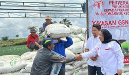 Yayasan GSN Salurkan Pupuk Gratis dan Sprayer ke Petani di Magelang - JPNN.com