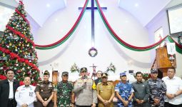 Pastikan Keamanan Natal, Irjen Iqbal Kunjungi Sejumlah di Gereja di Pekanbaru - JPNN.com