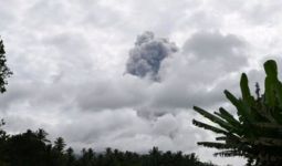 Gunung Ibu Kembali Erupsi, Semburkan Abu Vulkanik Setinggi 1.500 Meter - JPNN.com