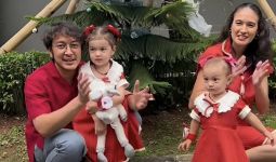 Serunya Nadine dan Dimas Anggara Merayakan Natal Bersama Anak-Anak - JPNN.com