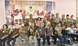 Pj Gubernur Jateng Berbagi Kasih di Hari Natal dengan Puluhan Lansia Panti Wreda - JPNN.com