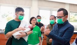 Wamendagri Bima Serahkan Dokumen Kependudukan untuk Bayi yang Lahir 25 Desember - JPNN.com