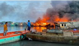 15 Kapal Nelayan Terbakar, Prajurit TNI AL Bergerak Cepat - JPNN.com