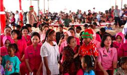 Momen Ketua Umum Bhayangkari Rayakan Natal Bersama Penyintas Erupsi Gunung Lewotobi Laki-Laki - JPNN.com