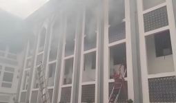 Kantor Rektor UIN Jakarta Terbakar, 10 Unit Damkar Dikerahkan - JPNN.com